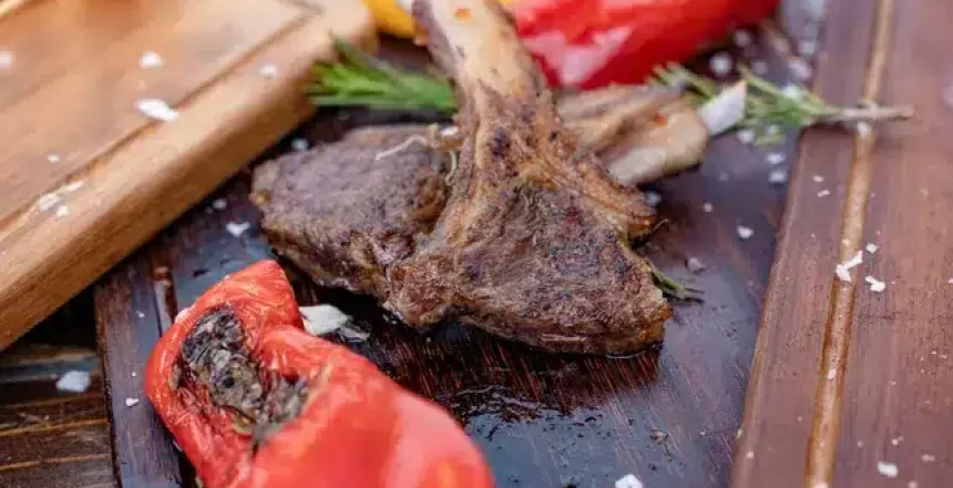 Grilled lamb chops with roasted red peppers